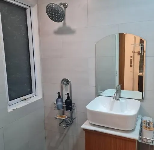 Cozy 2br In Bgc Near Golf Course - B Tb *