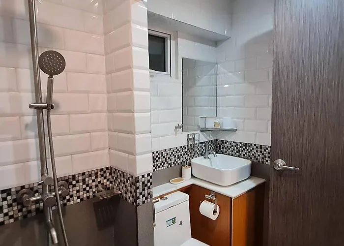 Cozy 2br In Bgc Near Golf Course - B Tb *