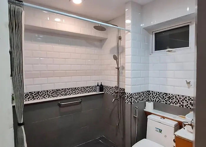 Cozy 2br In Bgc Near Golf Course - B Tb
